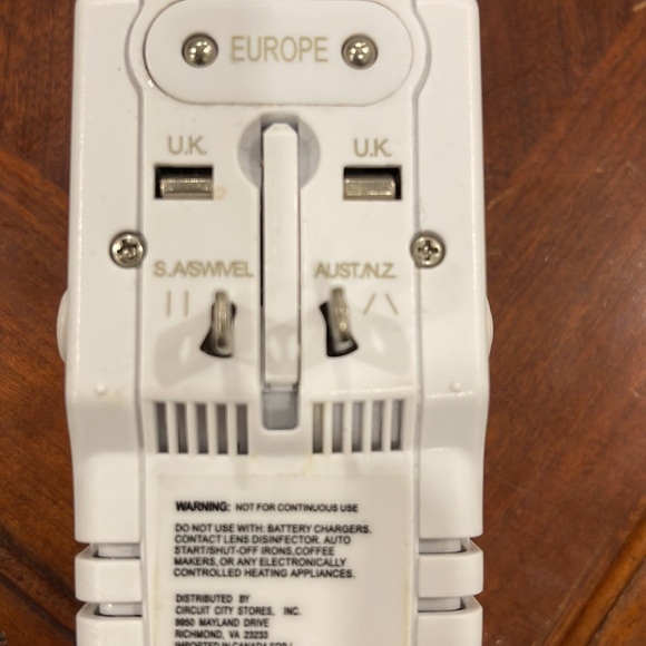 Travelling voltage changer and plug changer as well - Picture 4 of 4